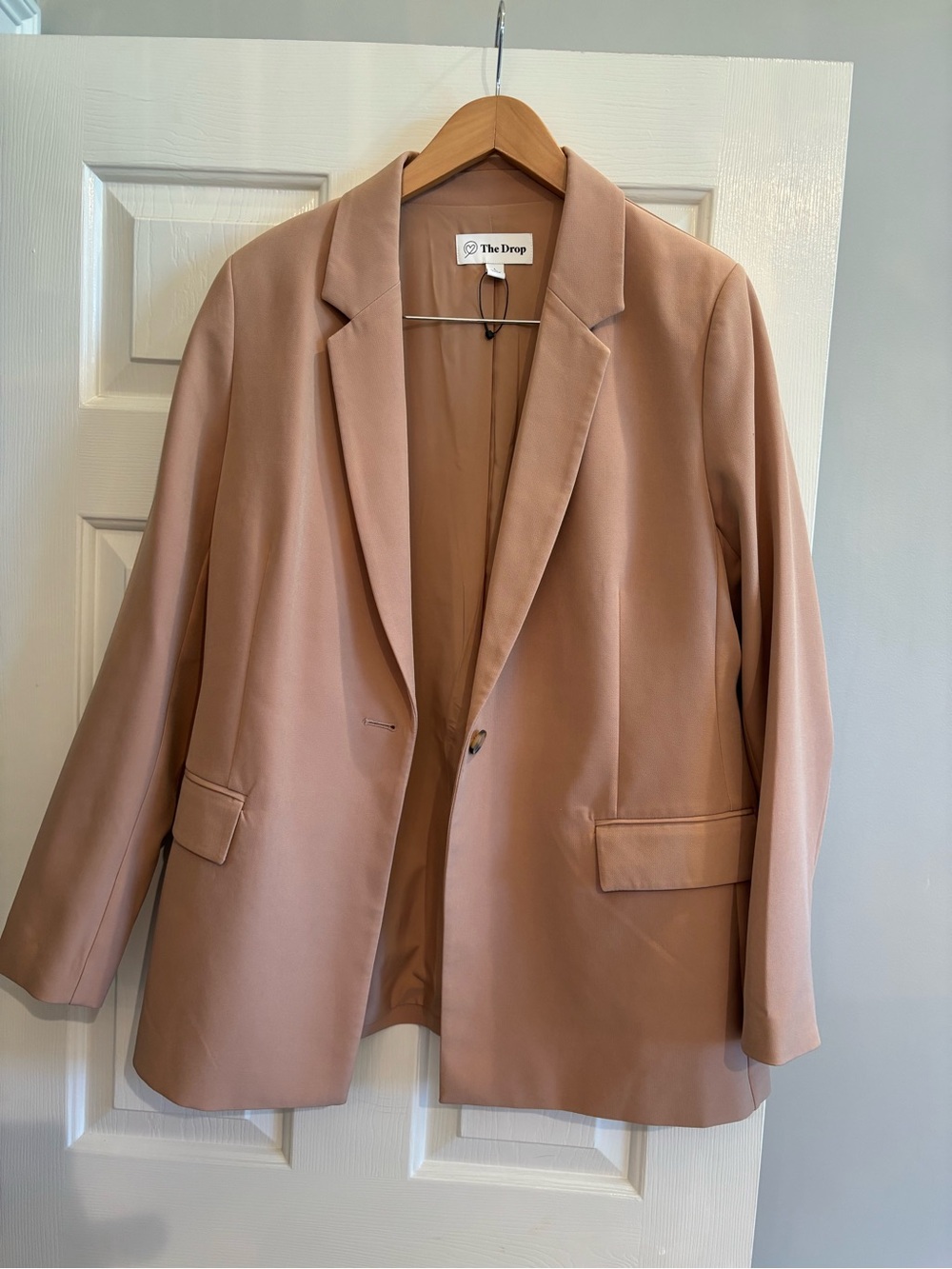 Women's Blazer Jacket in tan w a blush undertone  excellent condition.